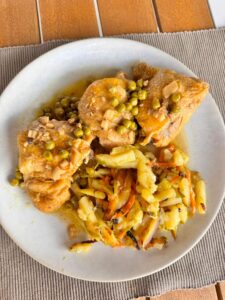 Pollo al ajillo con vegetales y patatas asadas