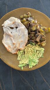 Pollo a la plancha con champiñones y berenjena rehogados y aguacate