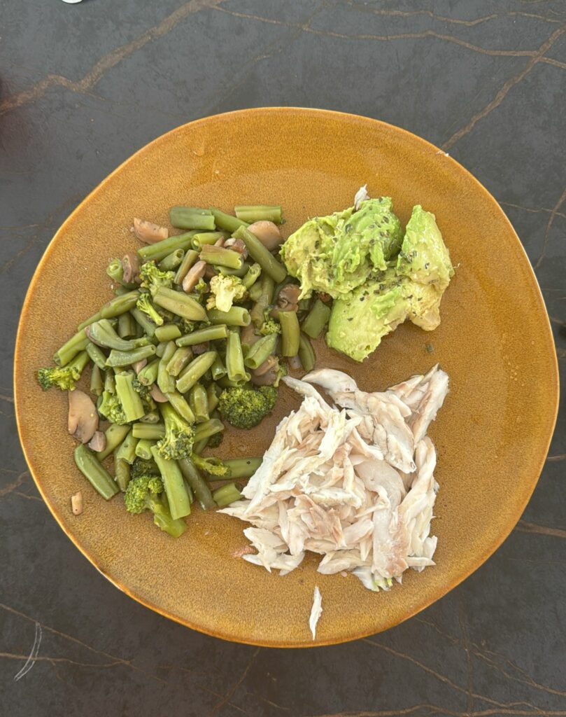 Pollo desmechado con judías verdes, brócoli y champiñones rehogados