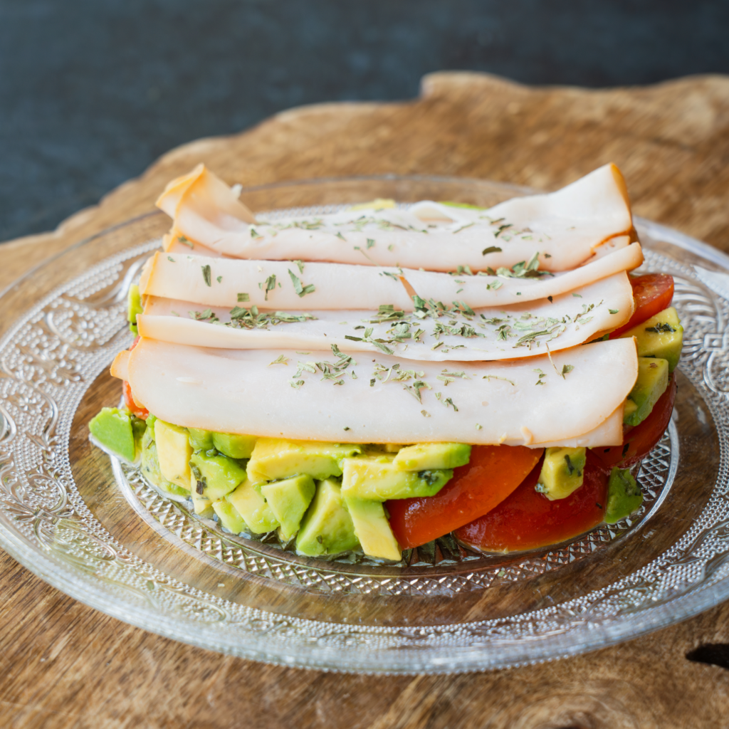 Tostada de aguacate con pavo y tomates cherry