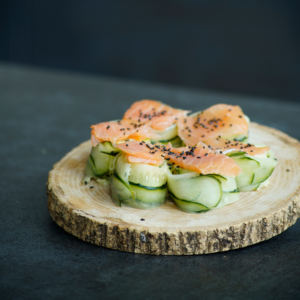 Sushi de pepino y salmón