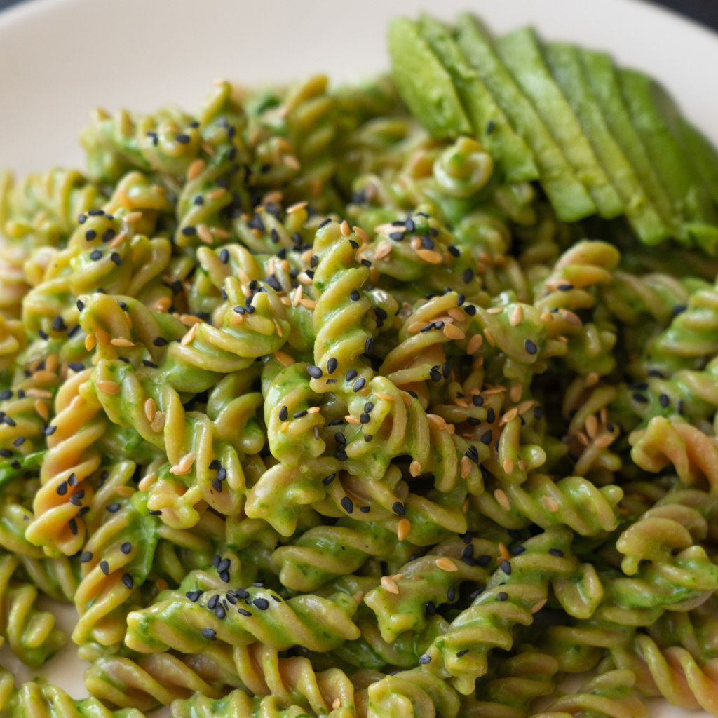 Pasta con salsa de aguacate