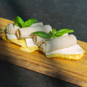 Tortilla con queso fresco, jamón y piña