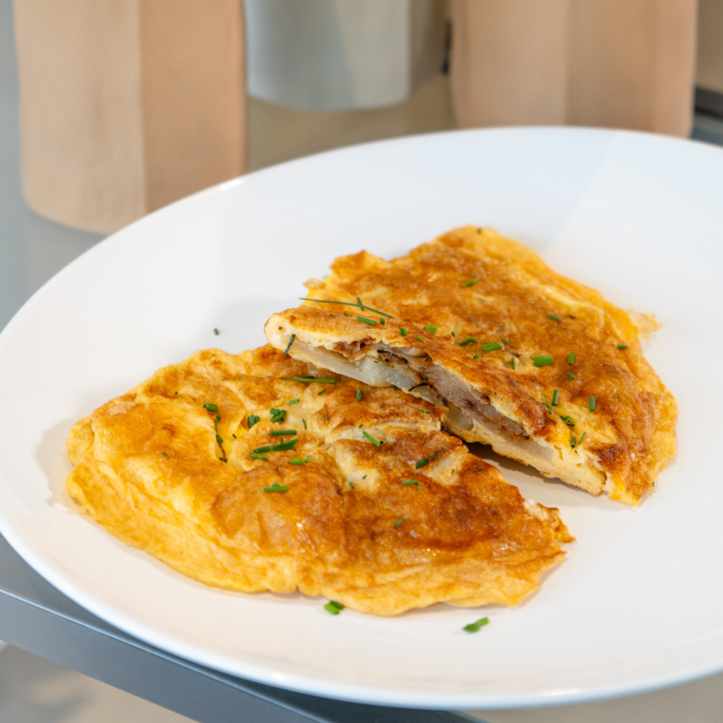 Tortilla de nabo y filetes de pollo acompañados de arroz y calabacín a la plancha