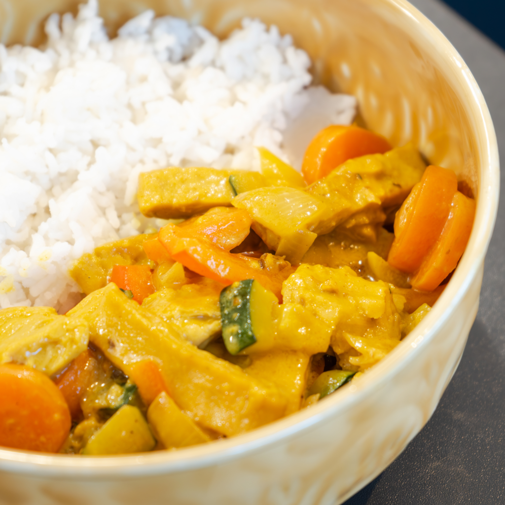 Curry de heura con verduras y arroz basmati