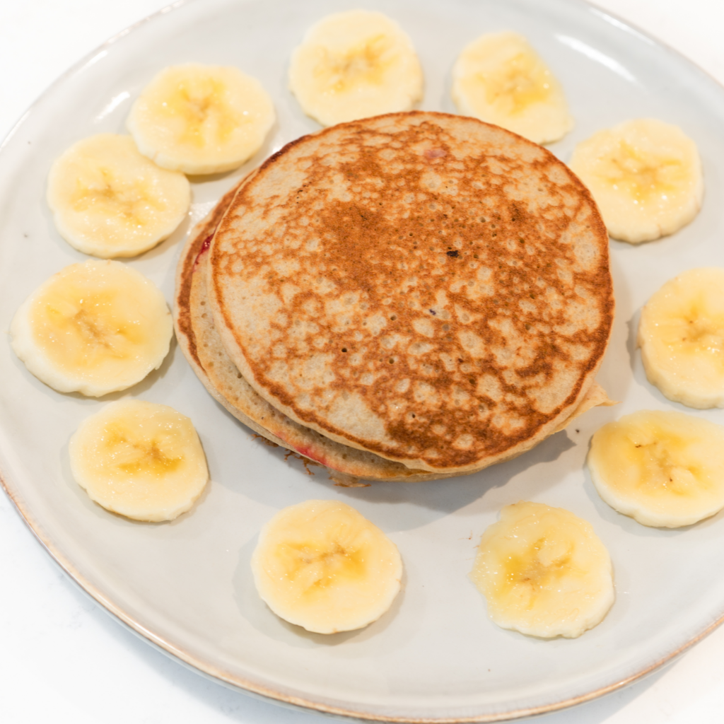 Tortitas de avena, plátano y frutos rojos *