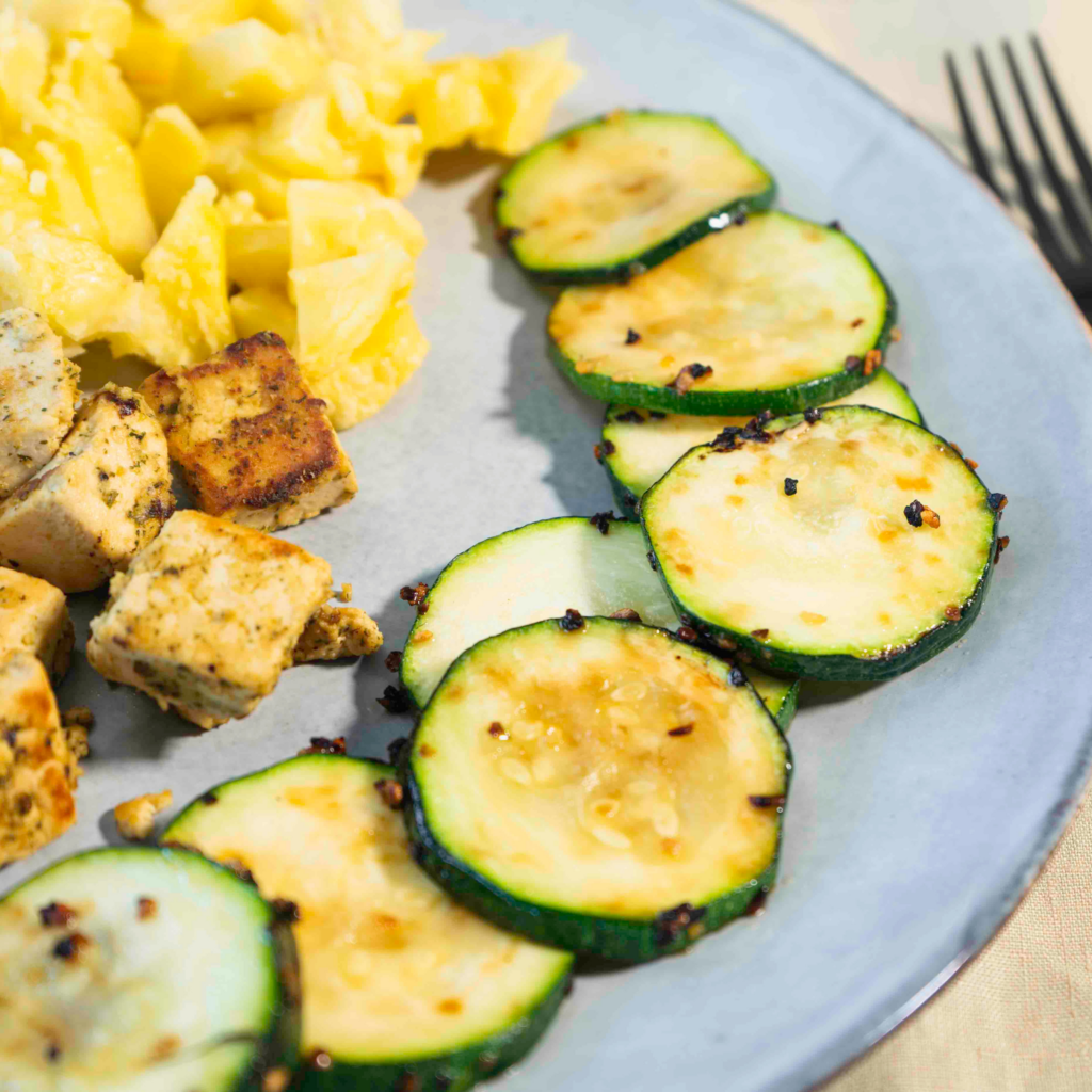 Tofu marinado con mostaza acompañado de patatas y calabacín