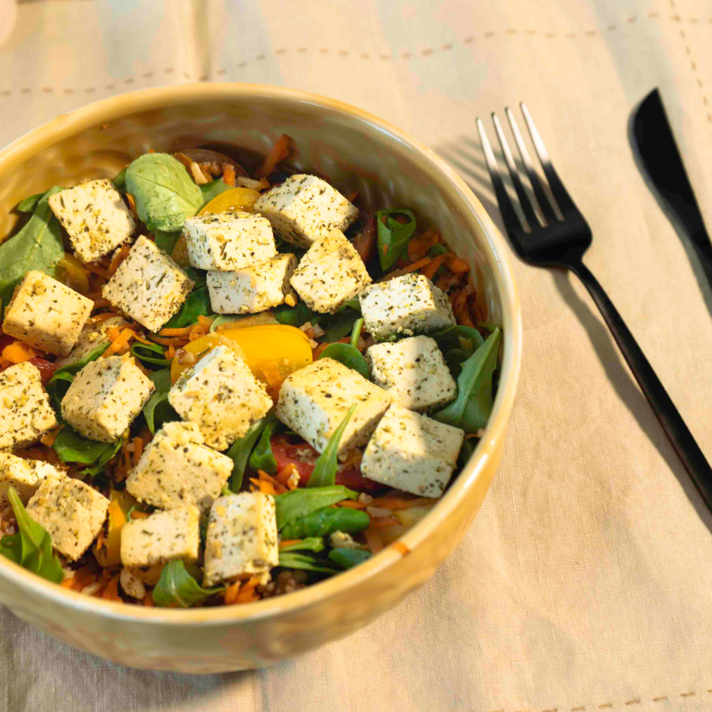 Ensalada templada con tofu marinado con hierbas y quinoa