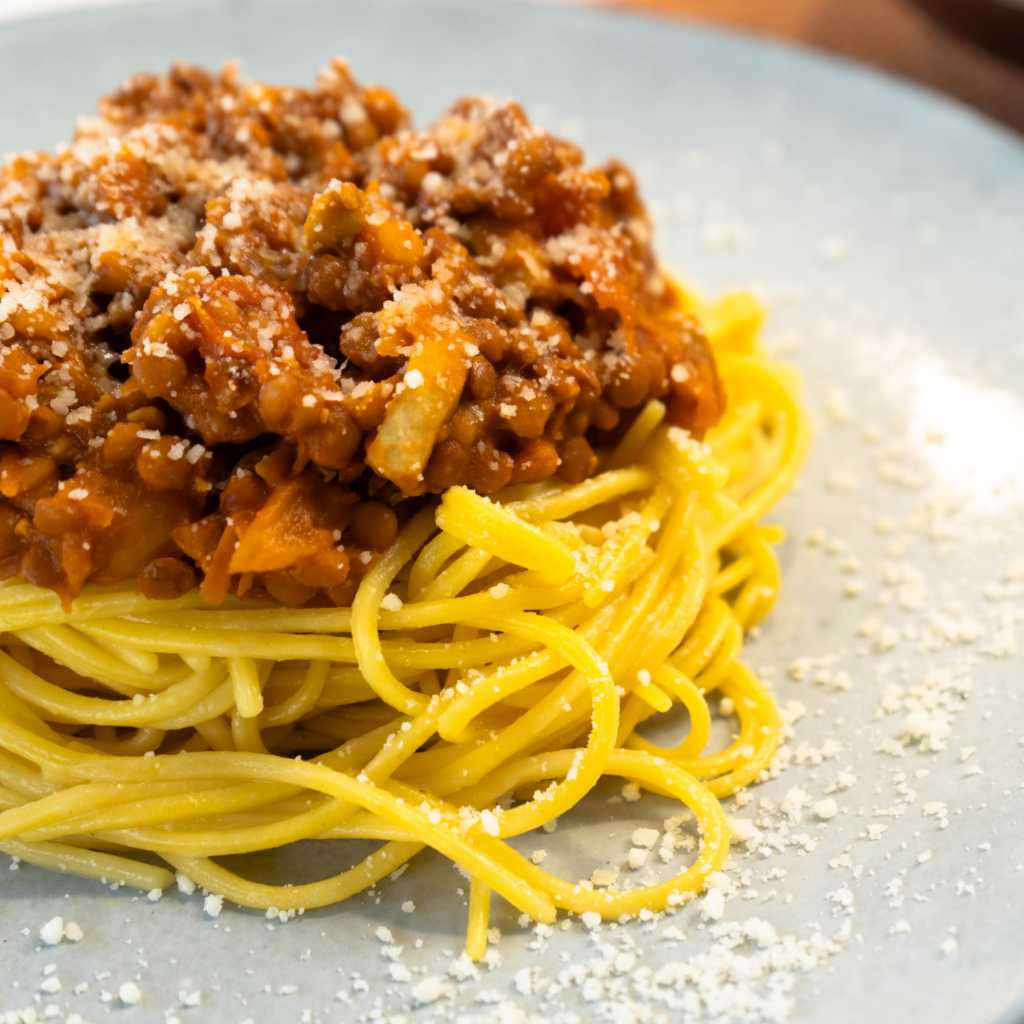 Espaguetis de trigo sarraceno y lentejas a la boloñesa
