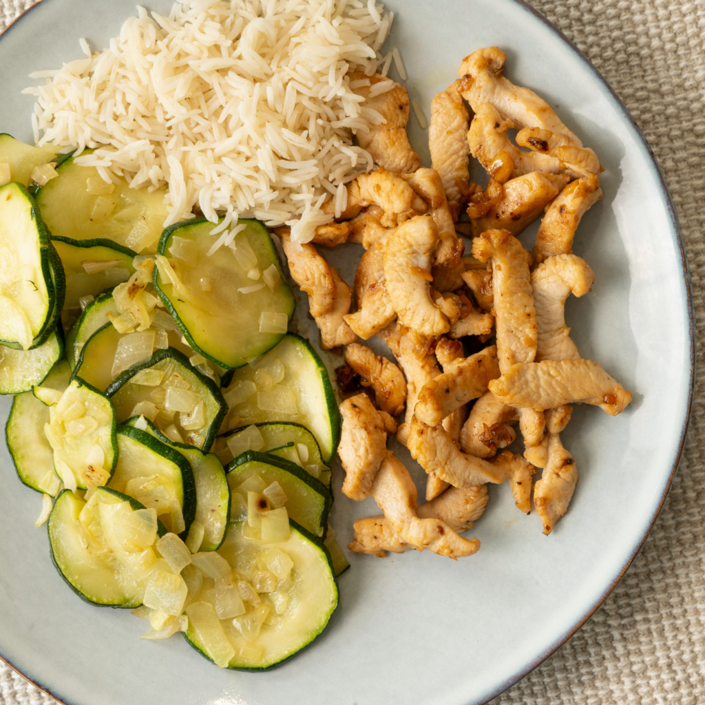 Pollo al ajillo con calabacín y arroz