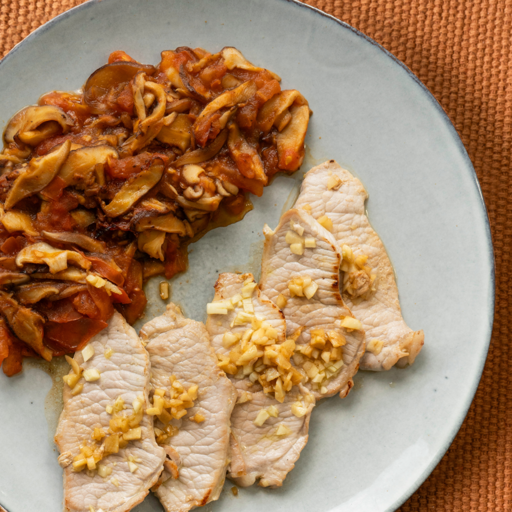 Lomo de cerdo a la plancha con champiñones salteados con tomate y soja