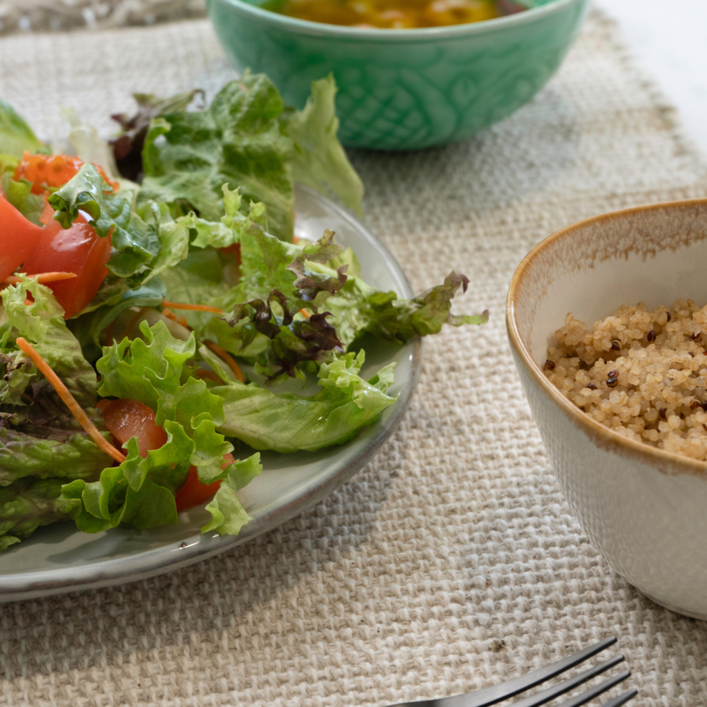 Gambas al ajillo con ensalada y quinoa