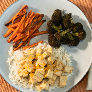 Tofu a la naranja con zanahoria y arroz