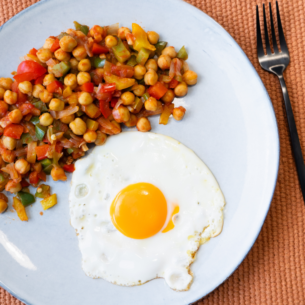 Garbanzos salteados con verduras y huevo a la plancha