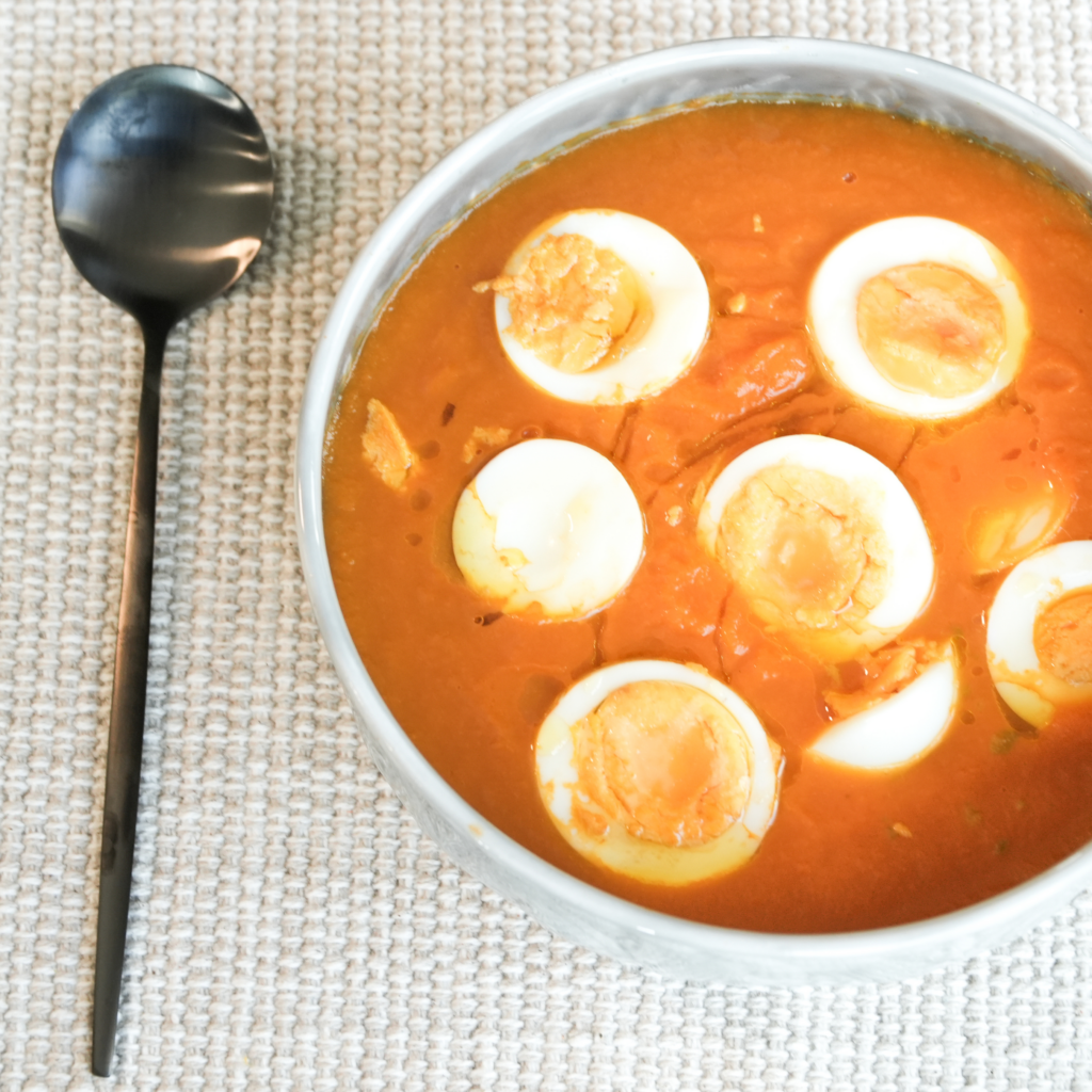 Crema de zanahoria y jengibre con huevos cocidos