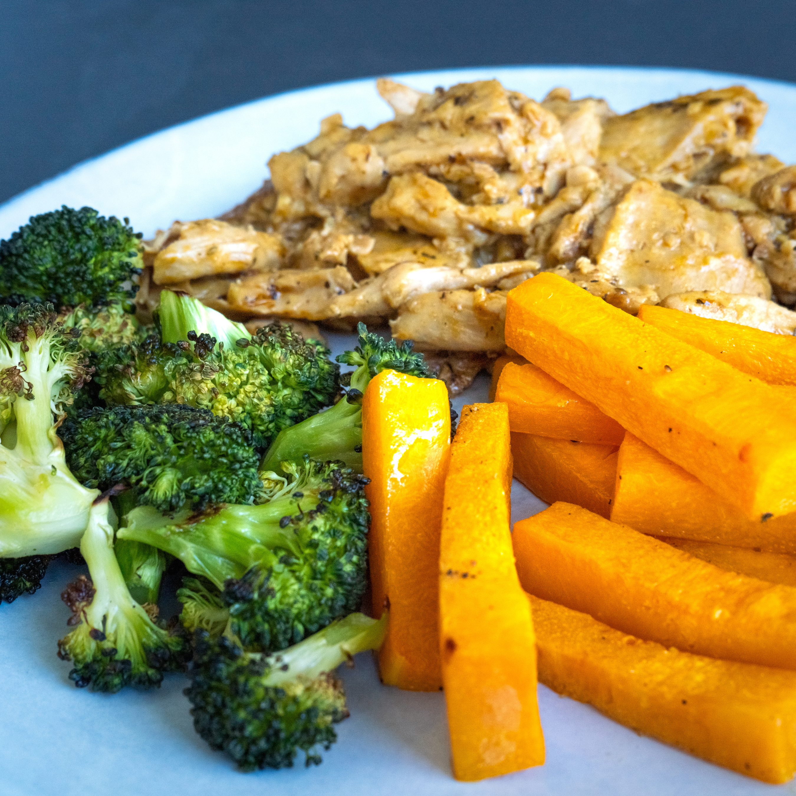 Bocados de heura con brócoli y boniato al horno