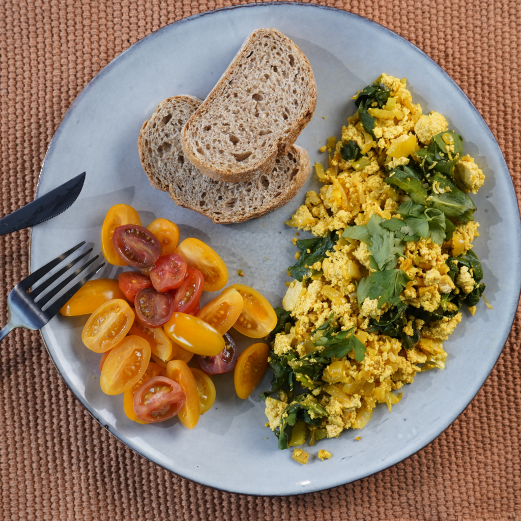 Tofu revuelto con espinacas