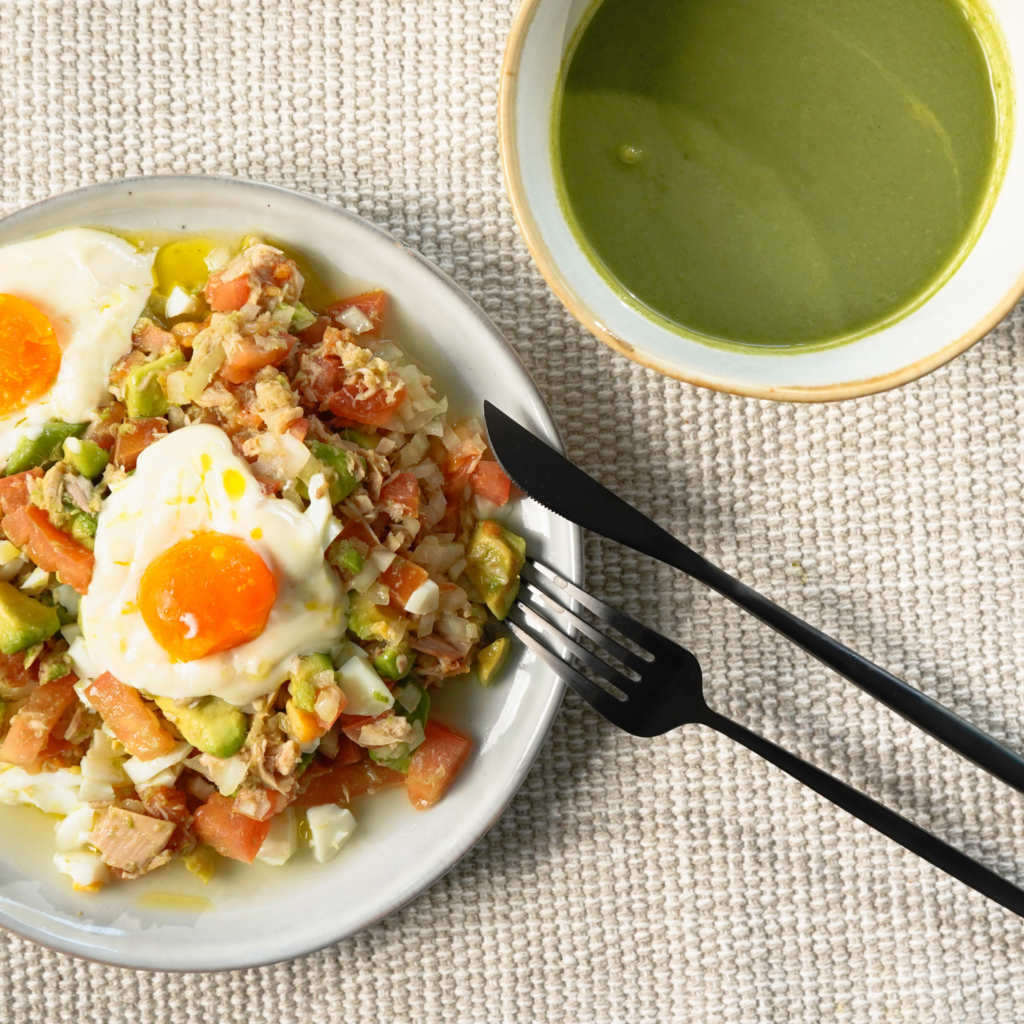 Ensalada de atún y crema de verduras