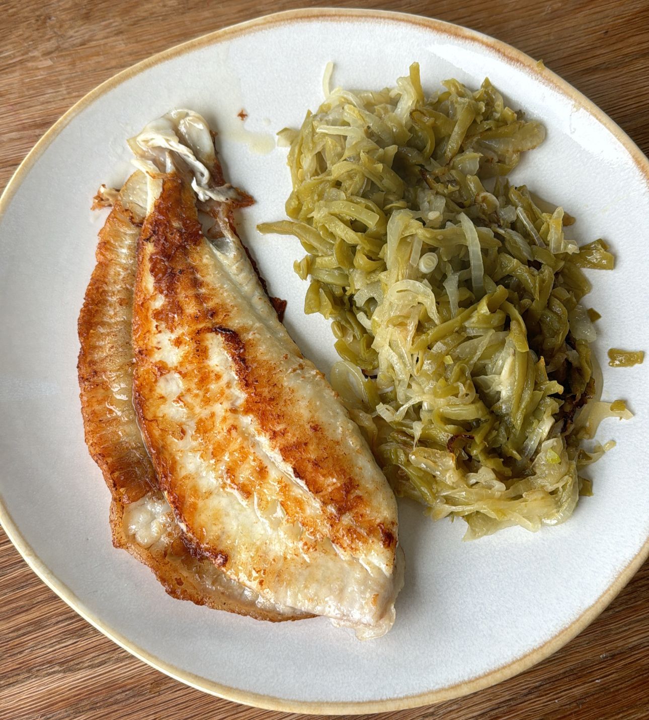 Rodaballo a la plancha con judías verdes rehogadas y boniato asado