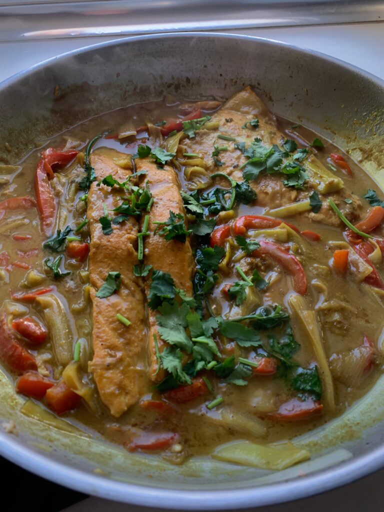 Salmon en salsa de coco y curry con arroz