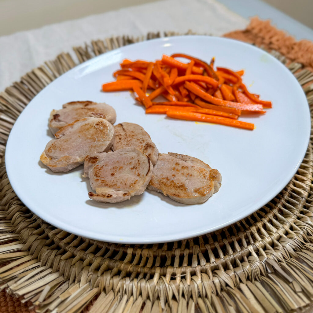 Solomillo de cerdo a la plancha con zanahoria horneada