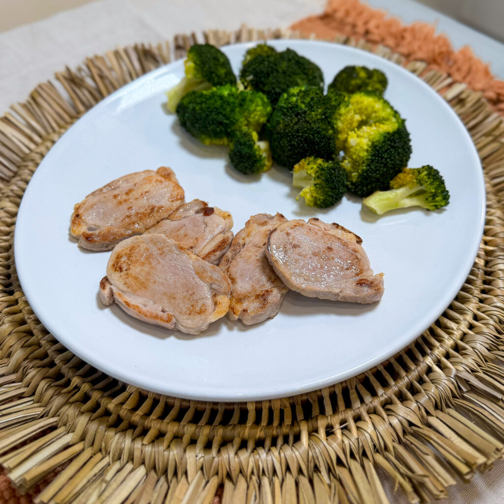 Solomillo de cerdo a la plancha con brócoli horneado