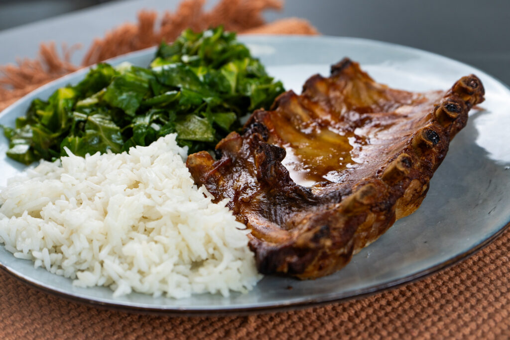 Costillas al horno con berza y arroz