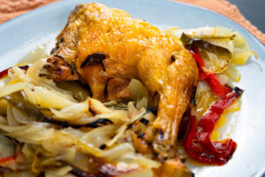 Pollo al horno con patatas horneadas y pimientos