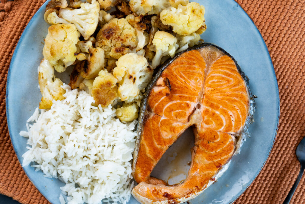 Salmón a la plancha con coliflor y arroz