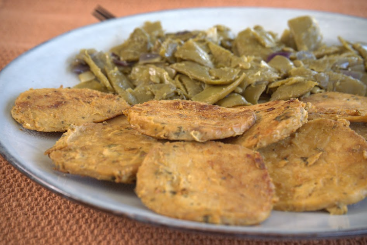 Tempeh marinado con mostaza acompañado de judías verdes rehogadas