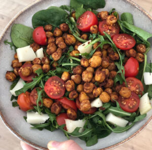Ensalada con garbanzos crujientes