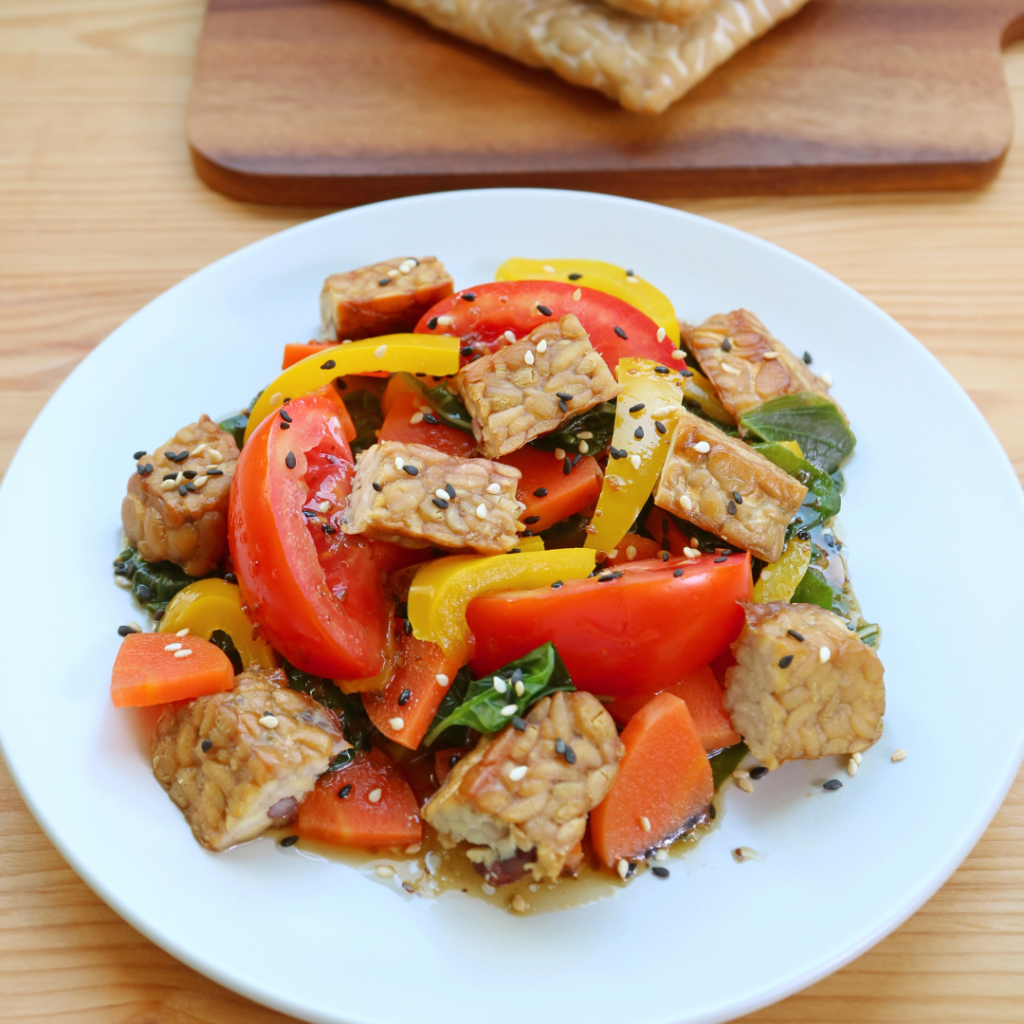 Tempeh rehogado con pimientos, zanahoria y tomates