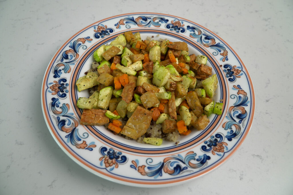 Tempeh con calabacín y zanahoria al air-fryer con quinoa