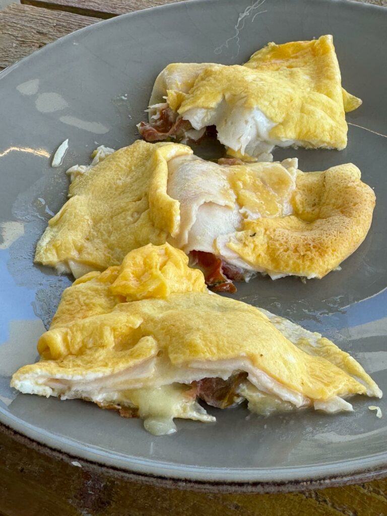 Tortilla rellena y caldo de verduras