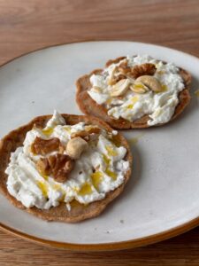 Tortitas con queso y frutos secos