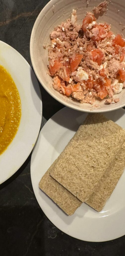 Tostas con ensalada de atún/caballa y crema de calabaza