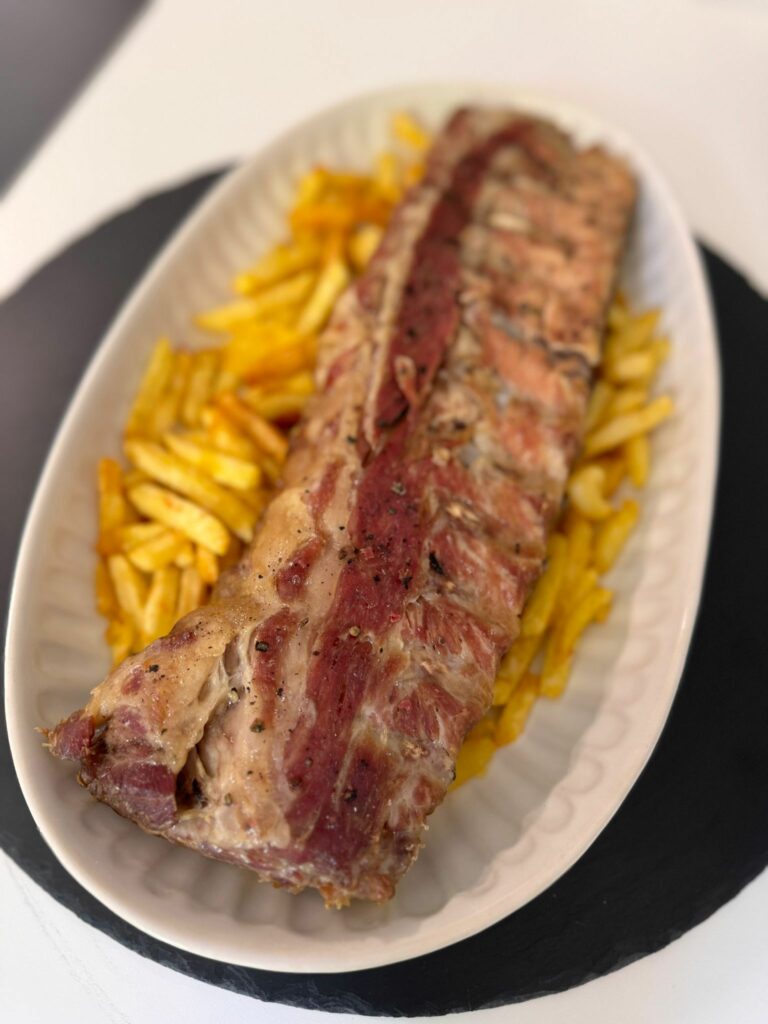 Costillas de cerdo con patatas y pimientos rehogados