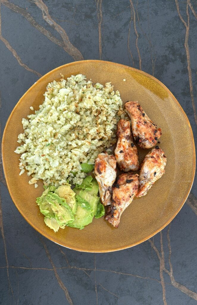 Alitas de pollo con coliarroz y aguacate