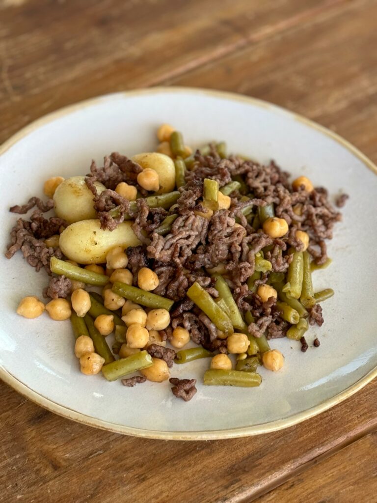 Carne picada con garbanzos, patatas y judías verdes