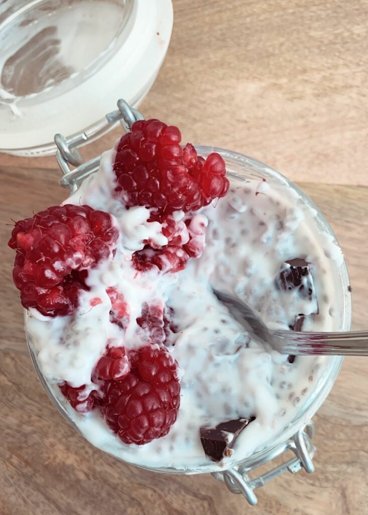 Pudding de chía con frambuesas y chocolate negro