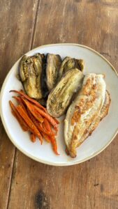 Rodaballo a la plancha con berenjena y zanahoria asadas