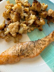 Salmón a la plancha con coliflor rehogada