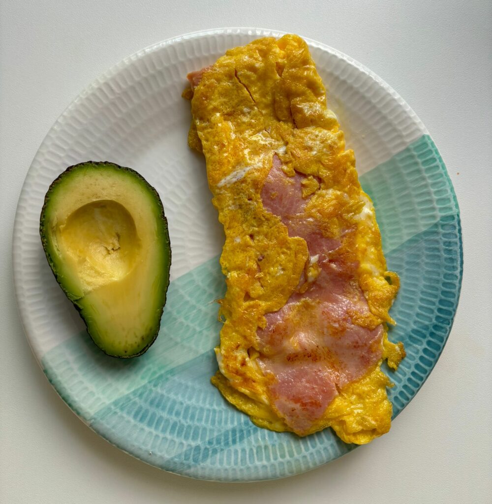 Tortilla con jamón y aguacate