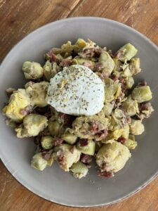 Alcachofas en conserva rehogadas con jamón y mozzarella