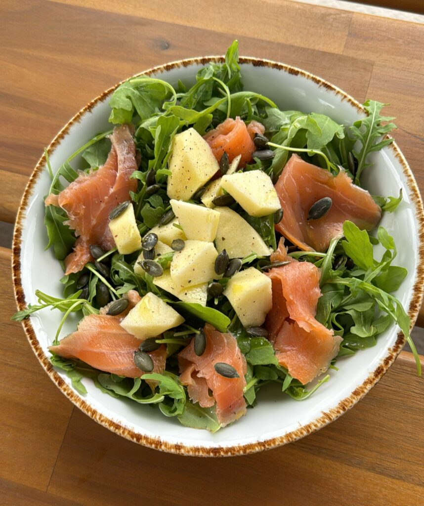 Ensalada con salmón y manzana