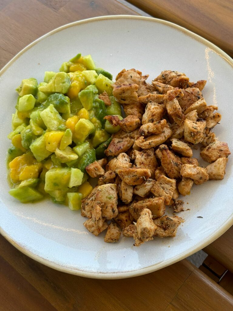 Pavo rehogado con especias con ensalada de mango y aguacate