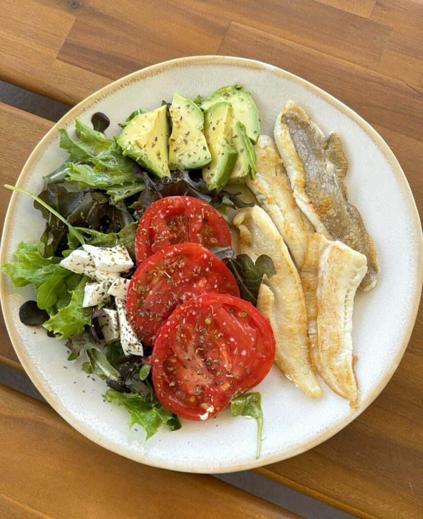 Gallo a la plancha con ensalada