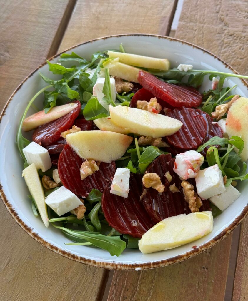 Ensalada de remolacha con heura a la plancha