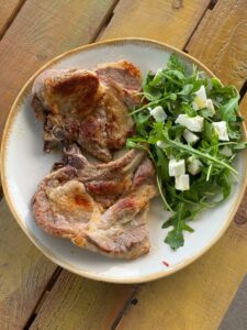 Chuletas de cerdo a la plancha con rúcula y queso de cabra