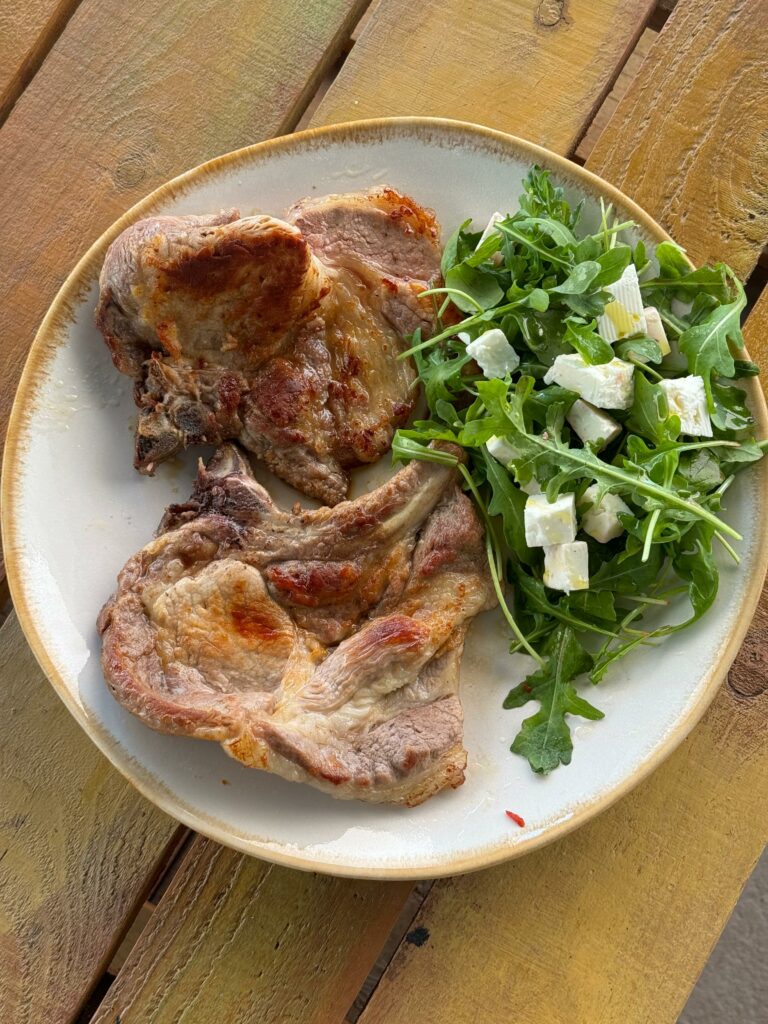 Chuletas de cerdo a la plancha con rúcula y queso feta